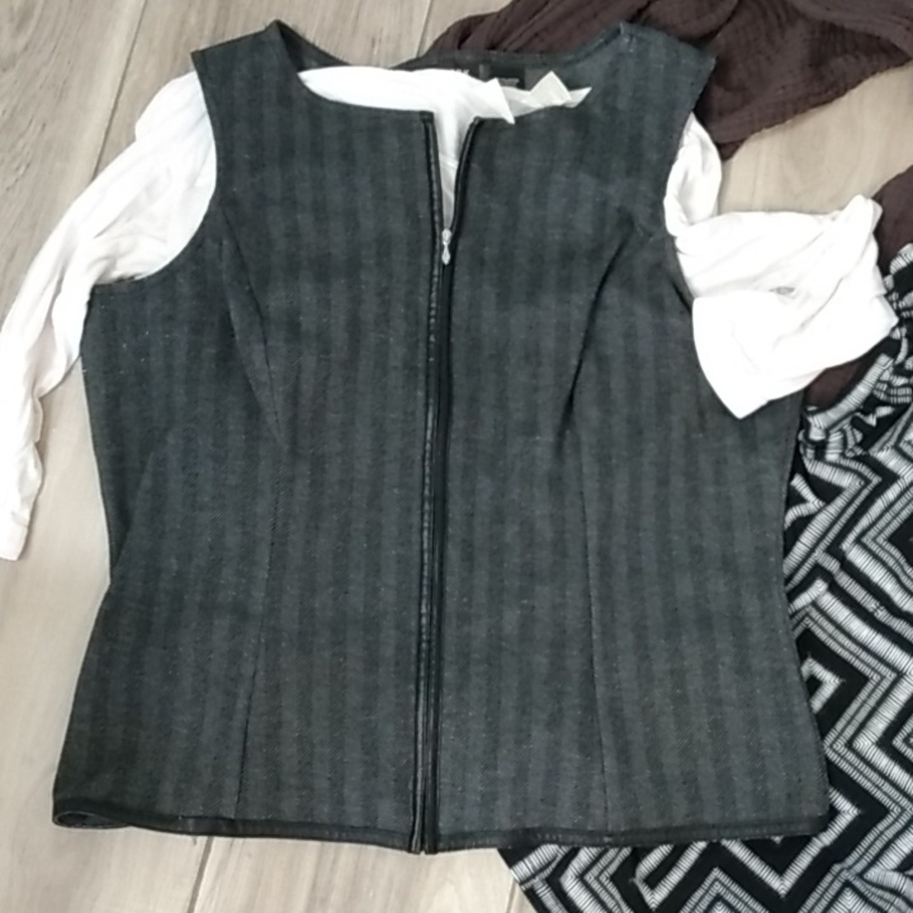 New York & CO Vest - Picture 2 of 10